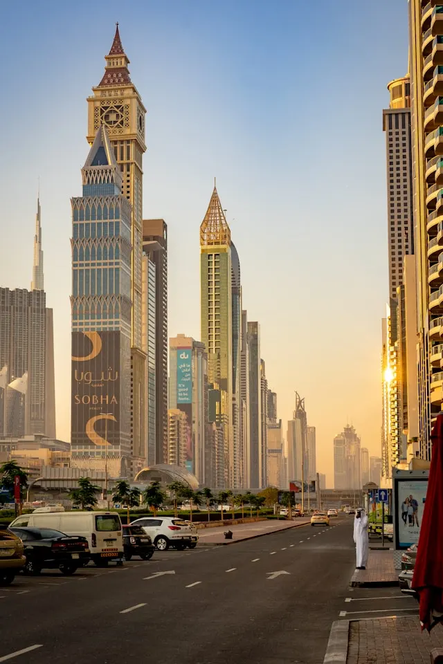 Skyline moderne de Dubaï le long de Sheikh Zayed Road, destination proposée par 2S Africa Travel