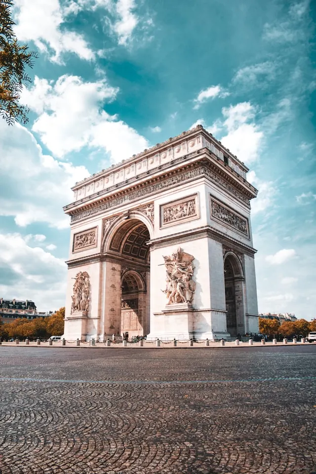 Arc de Triomphe à Paris vu depuis la place, monument historique sous un ciel dégagé