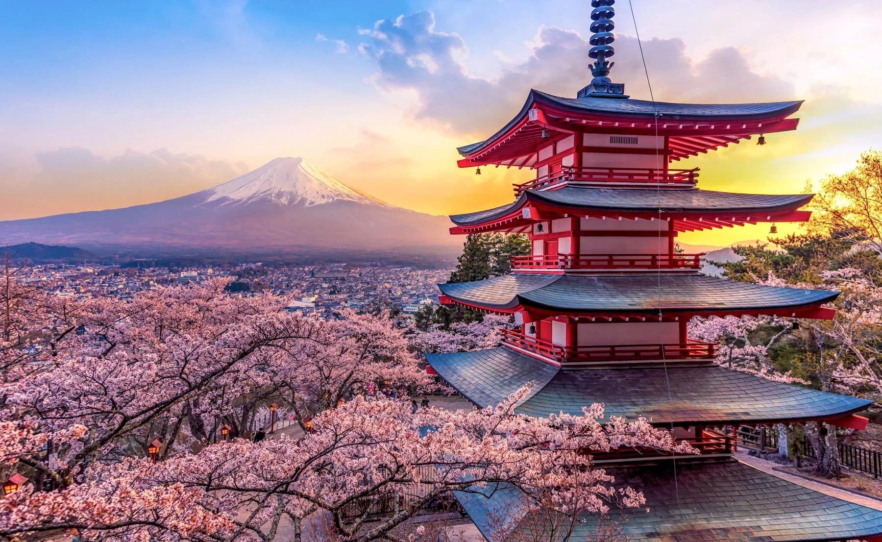 Pagode japonaise Chureito avec le mont Fuji en arrière-plan et des cerisiers en fleurs