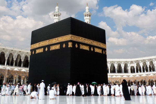 La Kaaba à La Mecque entourée de fidèles accomplissant les rites de l’Omra