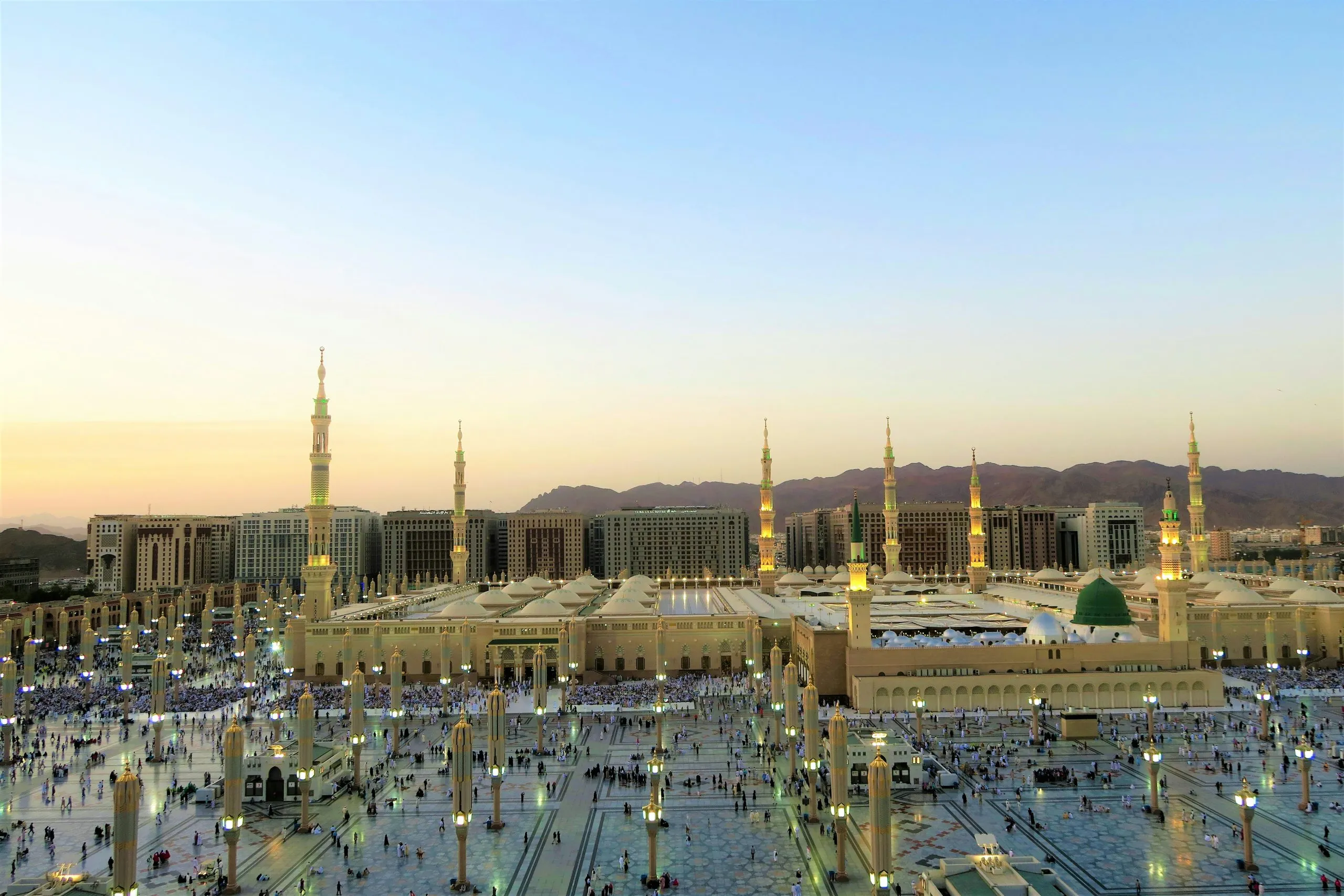 Mosquée Al-Nabawi à Médine avec ses minarets illuminés et le dôme vert