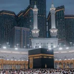 Kaaba à La Mecque entourée de pèlerins lors de l’Omrah avec 2S Africa Travel, agence de voyages à Rabat
