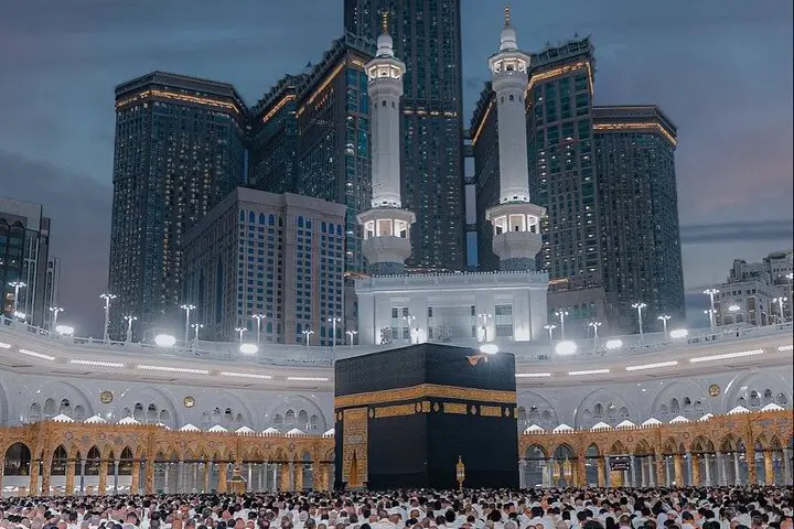 Kaaba à La Mecque entourée de pèlerins lors de l’Omrah avec 2S Africa Travel, agence de voyages à Rabat