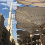 Mosquée du Prophète à Médine avec ombrelles ouvertes, Omrah avec 2S Africa Travel, agence de voyages à Rabat