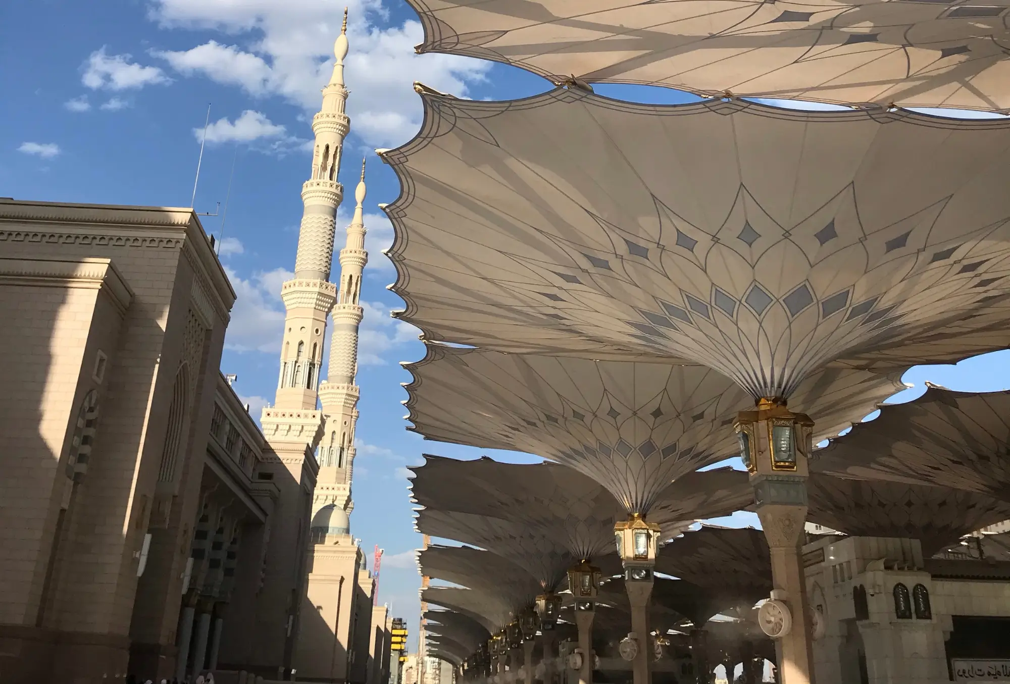 Mosquée du Prophète à Médine avec ombrelles ouvertes, Omrah avec 2S Africa Travel, agence de voyages à Rabat