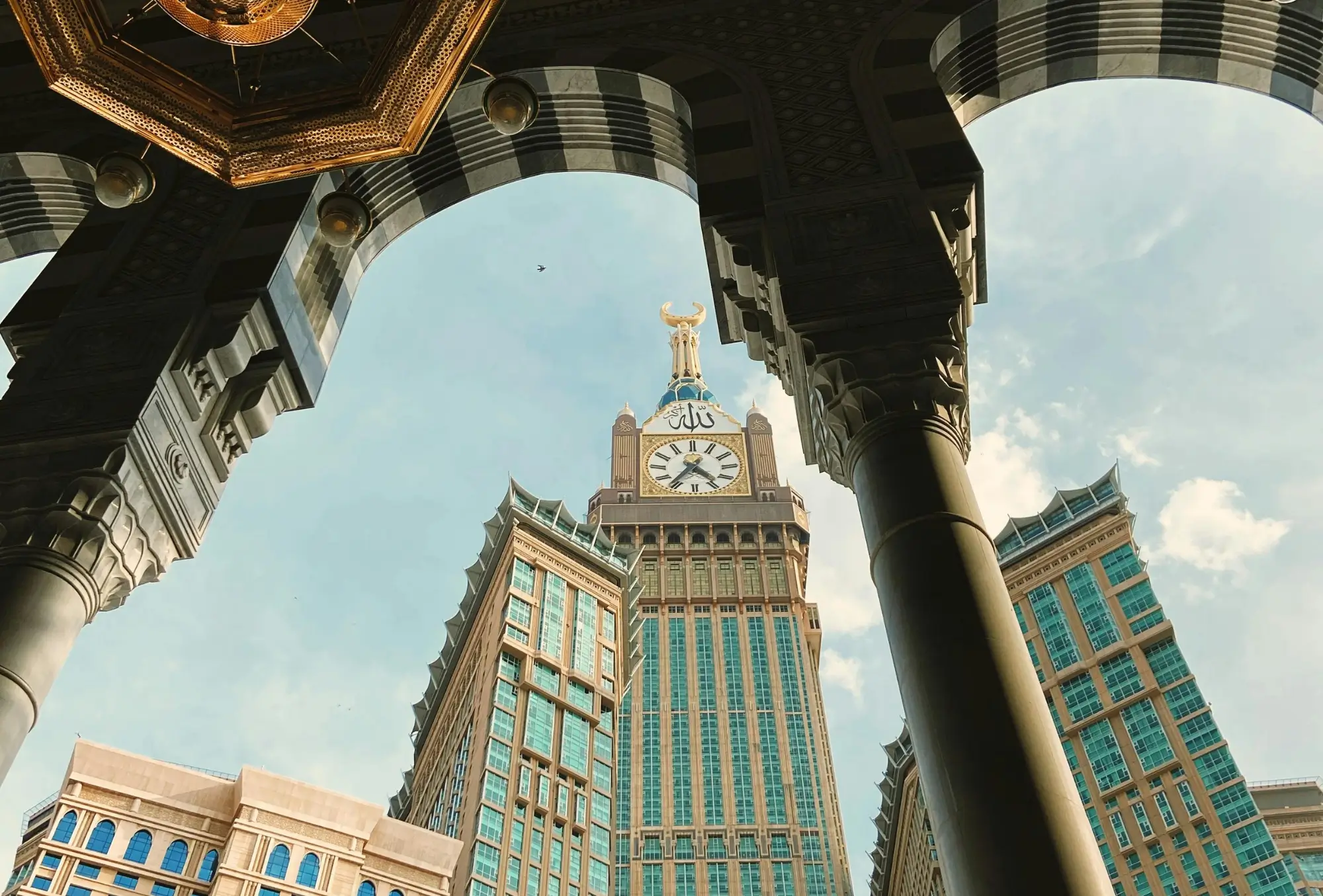 Tour de l’Horloge à La Mecque près de la Grande Mosquée, Omrah avec 2S Africa Travel, agence de voyages à Rabat