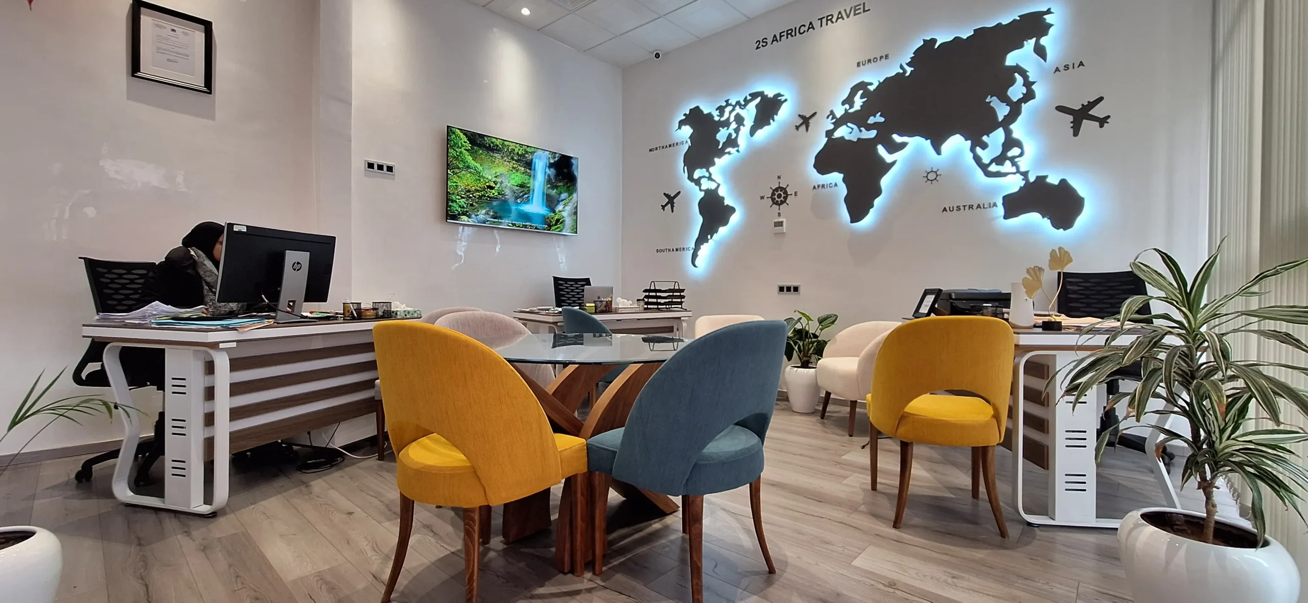 Bureau de 2S Africa Travel, agence de voyage professionnelle, accueillant les clients dans un cadre moderne
