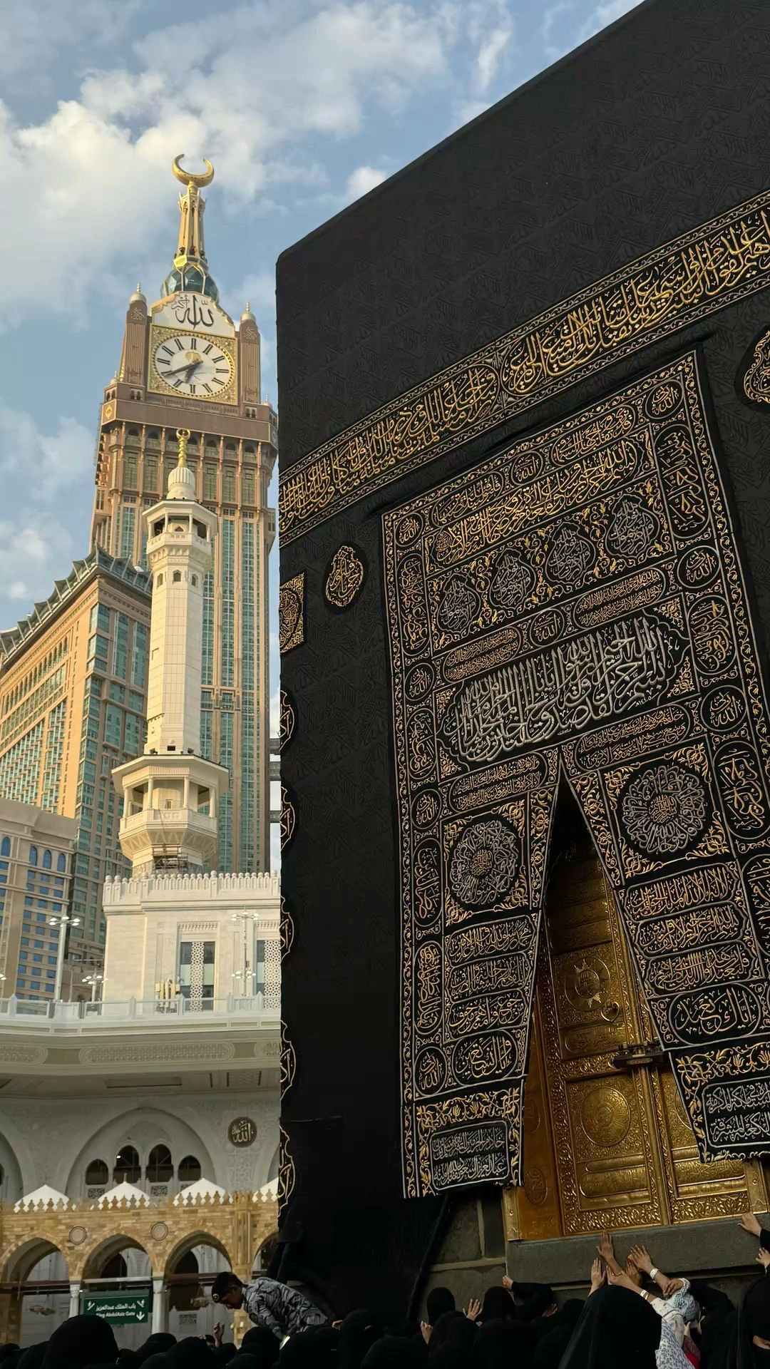 La Kaaba à La Mecque avec le complexe Abraj Al Bait en arrière-plan, lors d’un pèlerinage avec 2S Africa Travel
