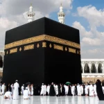 Pèlerins autour de la Kaaba à La Mecque pendant la Omra