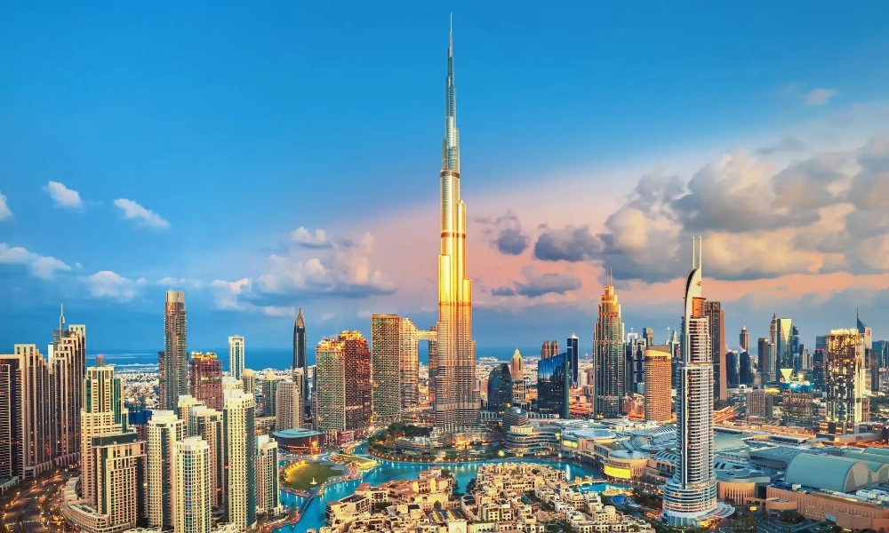 Skyline moderne de Dubaï avec le Burj Khalifa dominant les gratte-ciel et les canaux urbains au coucher du soleil