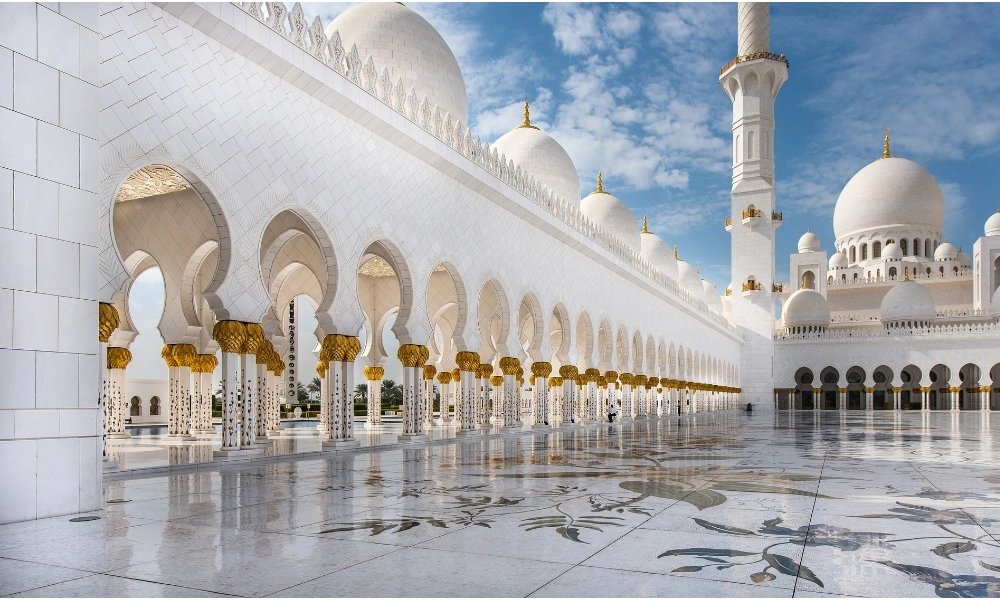Colonnades blanches et dômes de la grande mosquée Sheikh Zayed à Abu Dhabi avec sol en marbre décoré