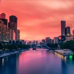 Melbourne au crépuscule avec rivière et skyline illuminée, voyage Australie par 2S Africa Travel, agence de voyages à Rabat