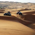 Deux buggys sur des dunes de sable dans le désert, programme Dubai par 2S Africa Travel, agence de voyages à Rabat