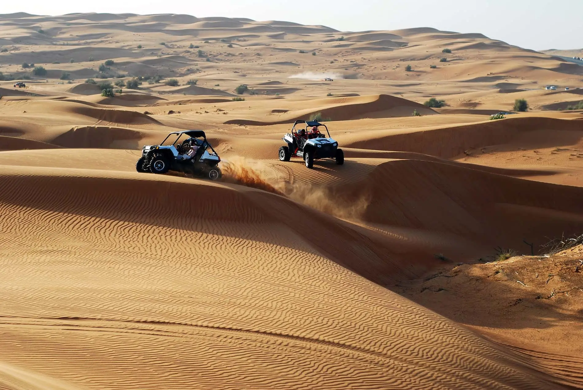 Deux buggys sur des dunes de sable dans le désert, programme Dubai par 2S Africa Travel, agence de voyages à Rabat