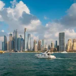 Vue de Dubai Marina avec gratte-ciel et yacht sur la mer, programme Dubai par 2S Africa Travel, agence de voyages à Rabat