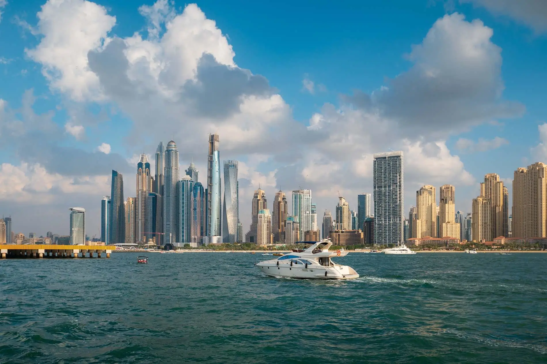 Vue de Dubai Marina avec gratte-ciel et yacht sur la mer, programme Dubai par 2S Africa Travel, agence de voyages à Rabat