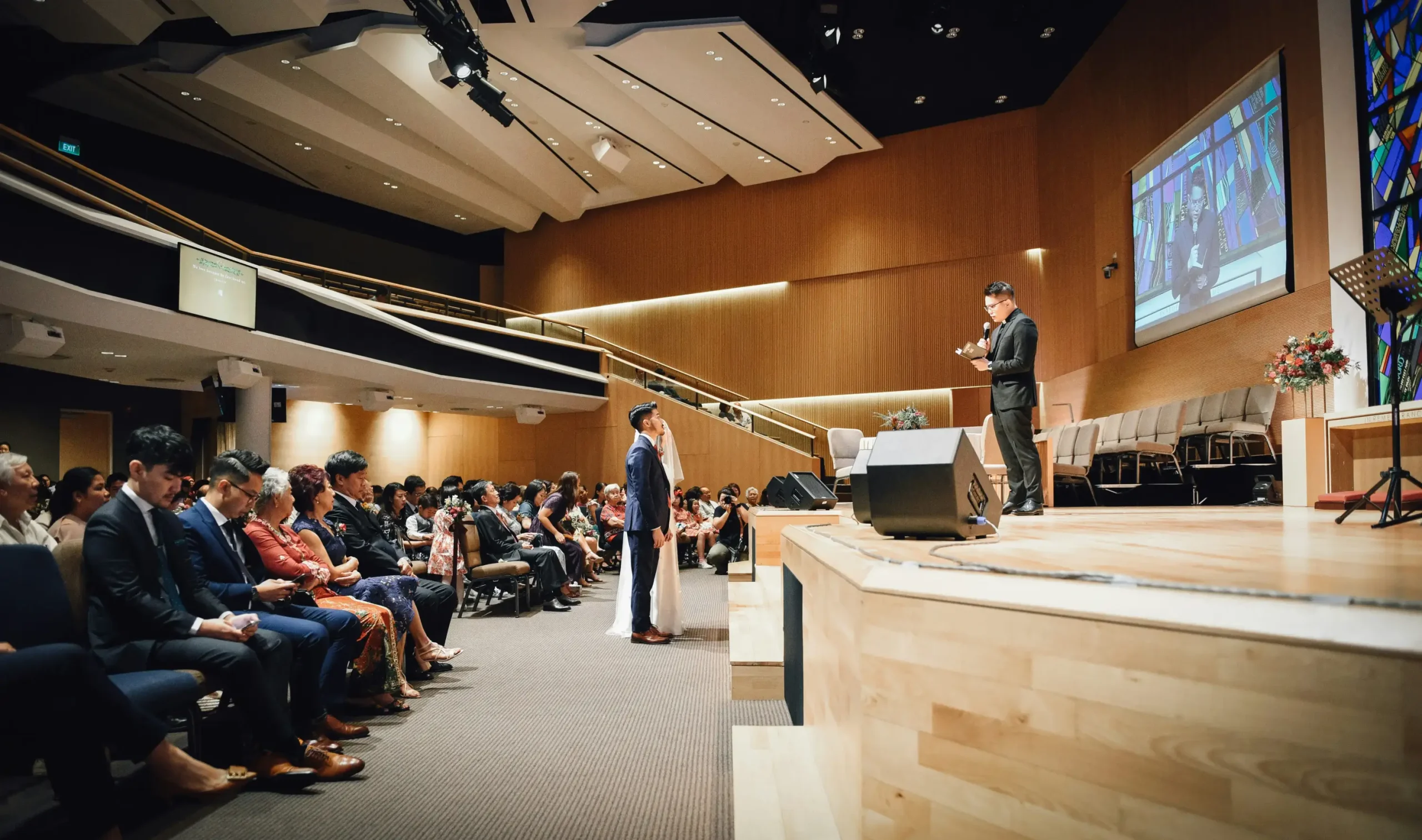 Cérémonie dans une salle avec public et intervenant sur scène, organisée par 2S Africa Travel, agence de voyages à Rabat