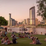 Skyline de Brisbane au bord de la rivière au coucher du soleil, voyage Australie avec 2S Africa Travel, agence de voyages à Rabat