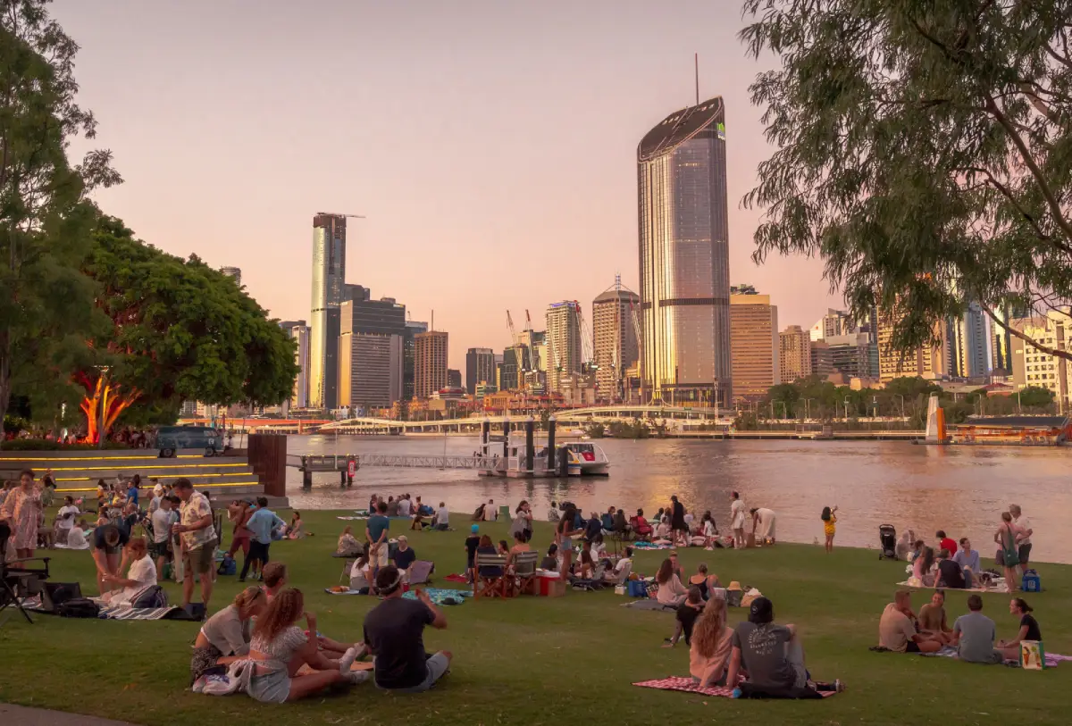 Skyline de Brisbane au bord de la rivière au coucher du soleil, voyage Australie avec 2S Africa Travel, agence de voyages à Rabat