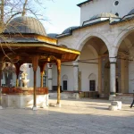 Cour intérieure de la mosquée Gazi Husrev-beg à Sarajevo avec fontaine d’ablutions et architecture ottomane.