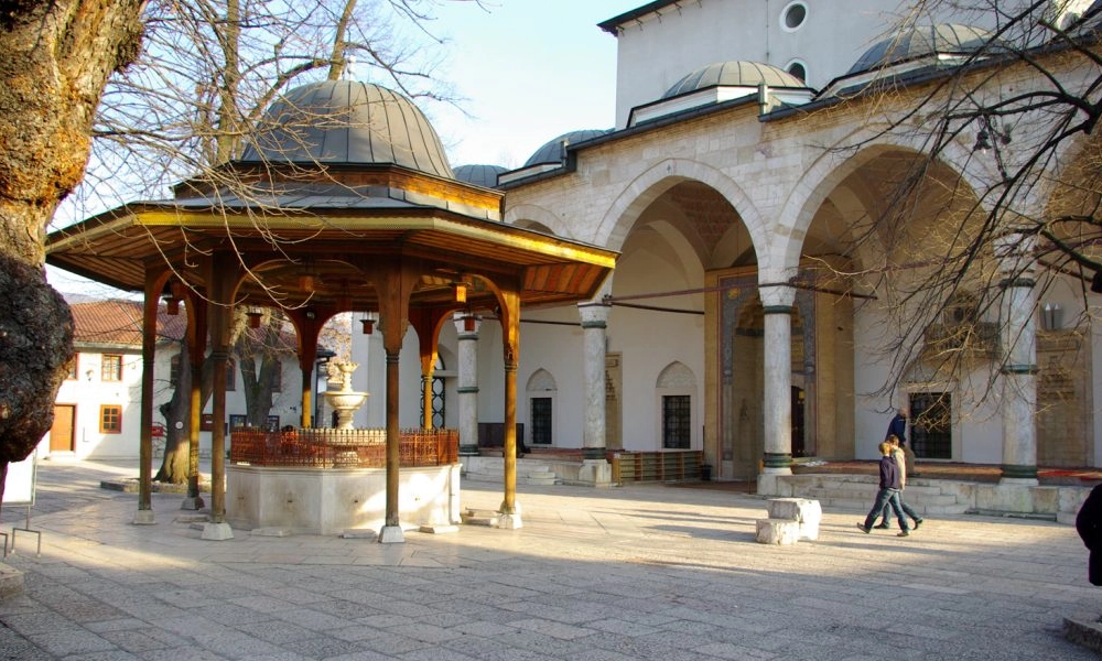 Cour intérieure de la mosquée Gazi Husrev-beg à Sarajevo avec fontaine d’ablutions et architecture ottomane.