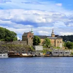 Forteresse historique en bord de mer avec bateaux amarrés, présentée par 2S Africa Travel, agence de voyages à Rabat