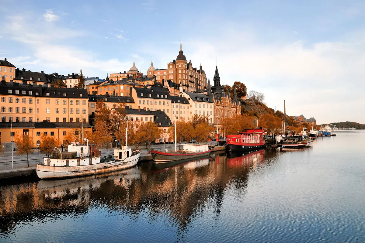 Vue du front de mer à Stockholm avec bateaux et bâtiments historiques, proposée par 2s africa travel, agence de voyages à Rabat