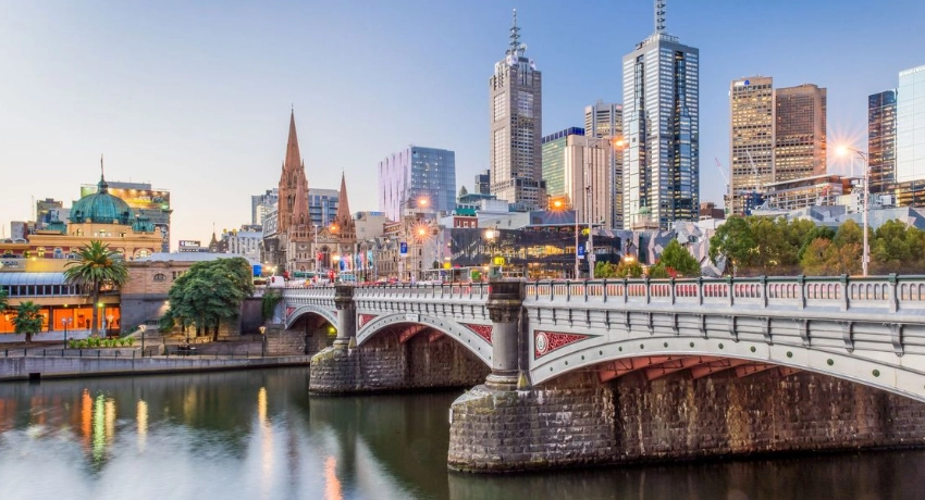 Centre-ville de Melbourne avec un pont historique et les gratte-ciels modernes au bord de la rivière Yarra.