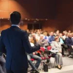 Organisation de congrès professionnel par 2S Africa Travel avec intervenant face à une audience internationale