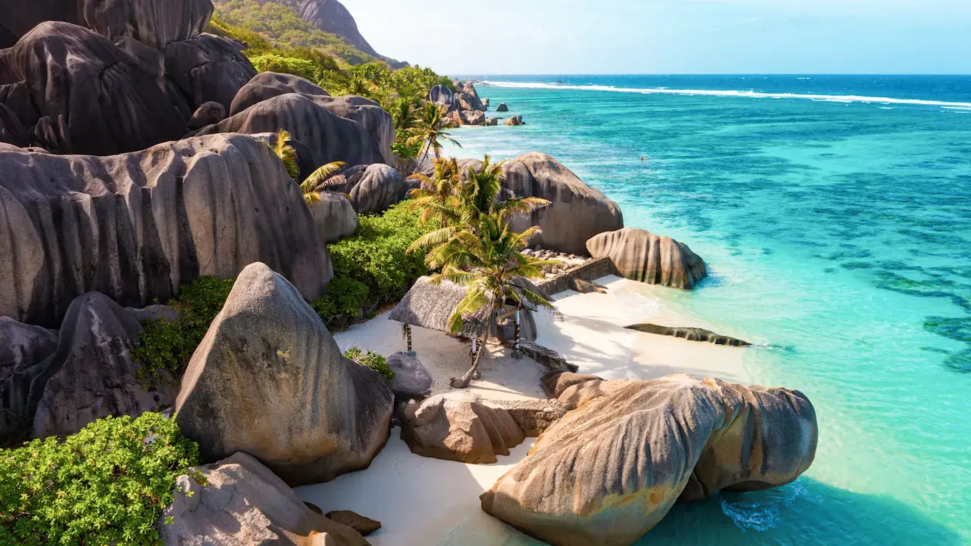 Plage de La Digue aux Seychelles avec rochers de granit, sable blanc et eau turquoise