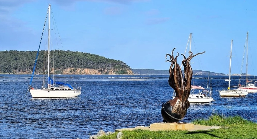 Sculpture Walk le long de la rivière Clyde à Batemans Bay, avec voiliers et paysage côtier australien.